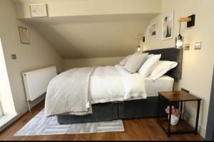 Modern 2 Bed 2 Bath Apartment, Walk To Town Center