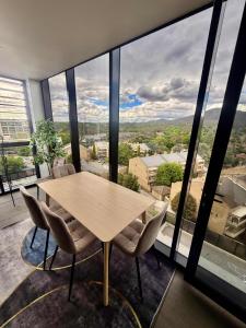 2BR-2BR-2Cars -CBD-Pool-sleeps 6