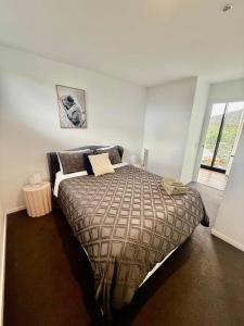 2BR-2BR-2Cars -CBD-Pool-sleeps 6