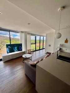 2BR-2BR-2Cars -CBD-Pool-sleeps 6