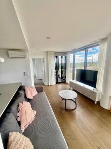 2BR-2BR-2Cars -CBD-Pool-sleeps 6