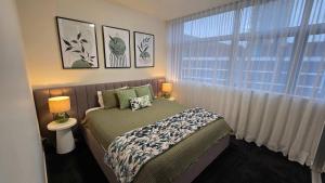 LUXE Waterloo 1 bed with parking gym & pool