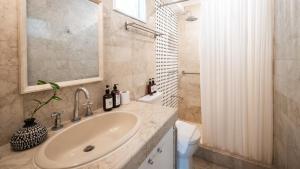 MiraNamin Nest LANTANA - Luxury Suite in Unique Historic Home with Garden Access, Indoor Plunge Pool, Self-Service Breakfast, Rooftop, Bathtub, Private Kitchen