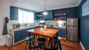 MiraNamin Nest LANTANA - Luxury Suite in Unique Historic Home with Garden Access, Indoor Plunge Pool, Self-Service Breakfast, Rooftop, Bathtub, Private Kitchen