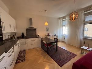 Viennese charm near the main train station for 2-4 people