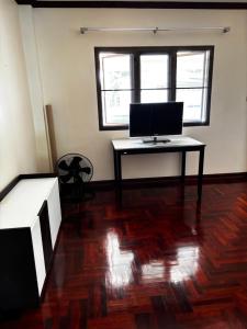 Wooden house & birdsong