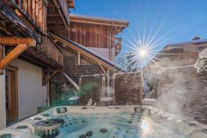 Cosy 4 bedroom chalet with hot tub (Chalet Velours)