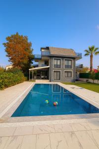 ŞAHNAZ VİLLA Suits