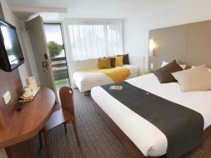 Hotels Campanile Le Mans - Arnage : Chambre Triple Nouvelle Génération avec 1 Lit Double et 1 Lit Simple