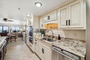 Elegant spacious beachfront, free seasonal beach service, huge lanai