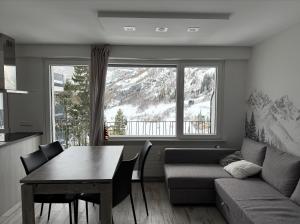 Renovated Studio | Dream Views • Balcony • Free Parking