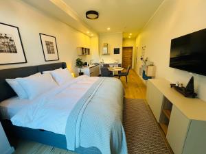 Sunny apartment with a balcony by the sea