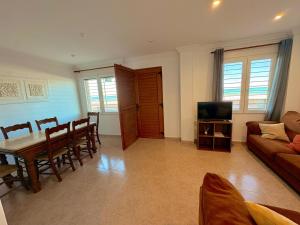 Apartamento en Primera Linea de Playa en Les Palmeres-Vistas al Mar-El Refugio del Mediterráneo