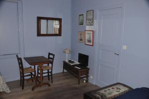 Vaste chambre au centre du bourg