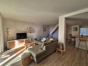 Maison piscine et vue mer