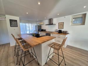 Maison piscine et vue mer