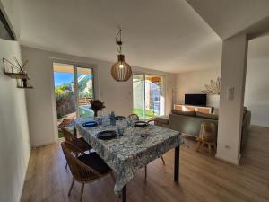 Maison piscine et vue mer