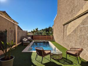 Maison piscine et vue mer