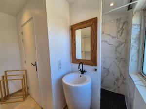 Maison piscine et vue mer