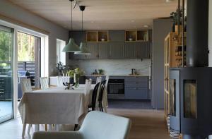 Sjöstuga Med Solnedgångar Över Försjön