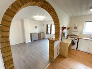 Comfortable 1-Bed Stay Near Amenities Parking