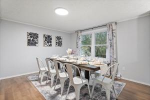 Near Ithaca! Hot Tub! LRG Home! Sleeps 10 Dogs ok!