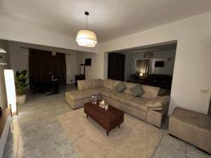 Luxury house, near to airport, AC, Wifi