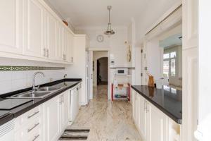 Escape To your Private Pool, Sea Views and Bbq