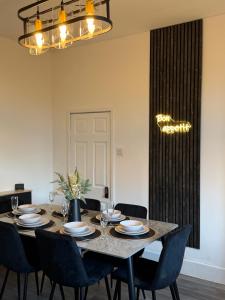 Lux 4 Bedroom House - Jacuzzi Bath Sleeps 9 Free Parking Near Leeds Centre