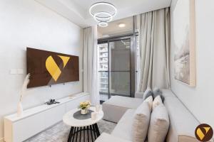 Vogue Vacation Homes, Business Bay Aykon City Close to Downtown Burj Khalifa and Dubai Mall Burj Khalifa and Dubai Mall, One Bedroom Apartment with Balcony and City View, Access toAmenities