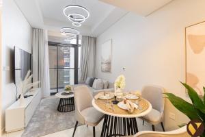 Vogue Vacation Homes, Business Bay Aykon City Close to Downtown Burj Khalifa and Dubai Mall Burj Khalifa and Dubai Mall, One Bedroom Apartment with Balcony and City View, Access toAmenities