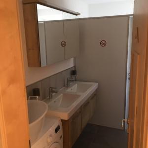 V91 Young People Citymountain