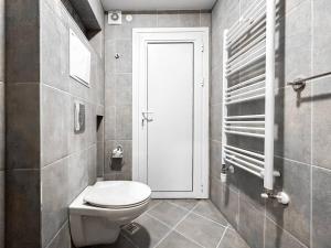 6 Studios 6 Bathrooms 2 Levels Kitchens