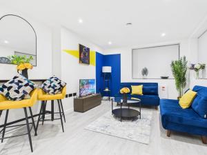 Hendon North West London 2-Bedroom Apartment, On-Site Parking in Front of Building, 3-Min Walk to Middlesex University, 10-Min Walk to Hendon Central Tube Station