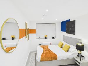 Hendon North West London 2-Bedroom Apartment, On-Site Parking in Front of Building, 3-Min Walk to Middlesex University, 10-Min Walk to Hendon Central Tube Station