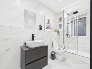 Hendon North West London 2-Bedroom Apartment, On-Site Parking in Front of Building, 3-Min Walk to Middlesex University, 10-Min Walk to Hendon Central Tube Station