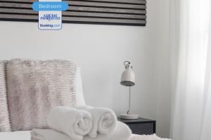 Cozy 4-Bedrooms House By Azzurri Properties Short Lets & Serviced Accommodation London With Private Garden, Wi-Fi