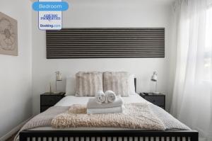 Cozy 4-Bedrooms House By Azzurri Properties Short Lets & Serviced Accommodation London With Private Garden, Wi-Fi