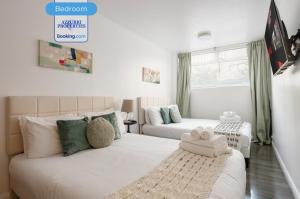 Cozy 4-Bedrooms House By Azzurri Properties Short Lets & Serviced Accommodation London With Private Garden, Wi-Fi