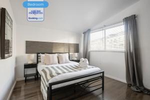 Cozy 4-Bedrooms House By Azzurri Properties Short Lets & Serviced Accommodation London With Private Garden, Wi-Fi