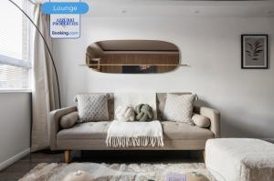 Cozy 4-Bedrooms House By Azzurri Properties Short Lets & Serviced Accommodation London With Private Garden, Wi-Fi