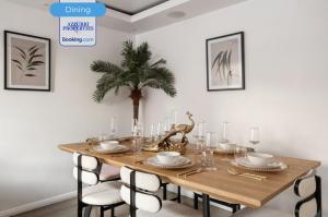 Cozy 4-Bedrooms House By Azzurri Properties Short Lets & Serviced Accommodation London With Private Garden, Wi-Fi