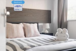 Cozy 4-Bedrooms House By Azzurri Properties Short Lets & Serviced Accommodation London With Private Garden, Wi-Fi