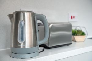 Sleek 2BR city centre Pool table, Parking, Garden, Workspace, weekly sale