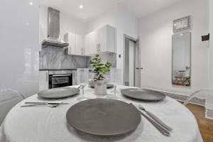 Stylish 2 Bed Kensington Escape Balcony & Netflix, Near Harrods and Station