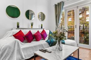 Stylish 2 Bed Kensington Escape Balcony & Netflix, Near Harrods and Station