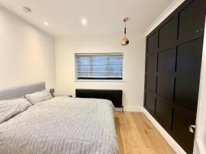 5 Bedroom Brentwood Station Cosy House with Garden & Parking!