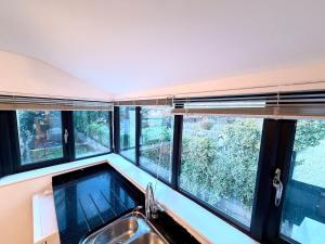 5 Bedroom Brentwood Station Cosy House with Garden & Parking!