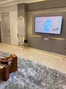 شقة فندقية بحديقة داخل كمبواند بيفرلي هيلز رقم هاتف صفر صفر اتنين صفر واحد واحد صفر اتنين اربعه ثلاثه صفر 222