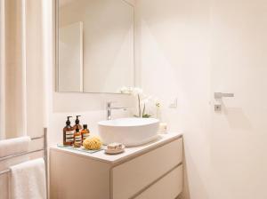 Design Apartment in Iseo Old Town with Private Parking and AC